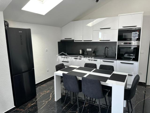 Apartman na lijepoj lokaciji s dva parkirna mjesta i podrumom. 