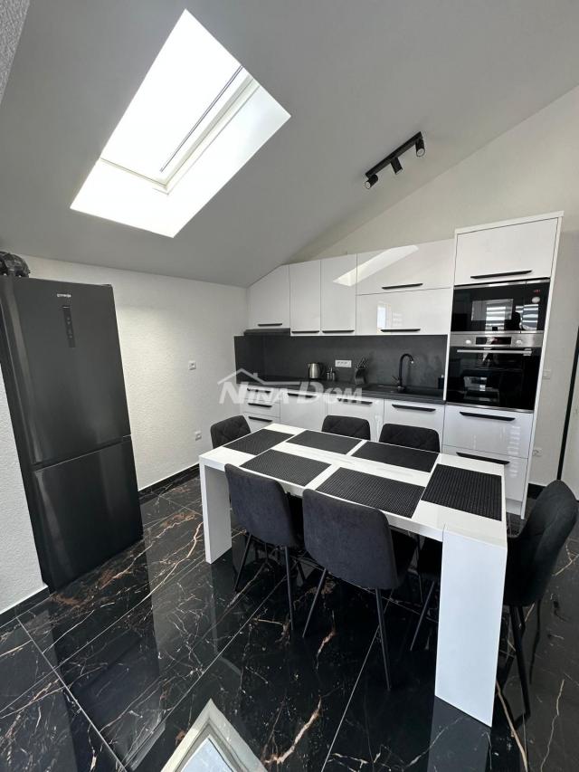Apartman na lijepoj lokaciji s dva parkirna mjesta i podrumom. 