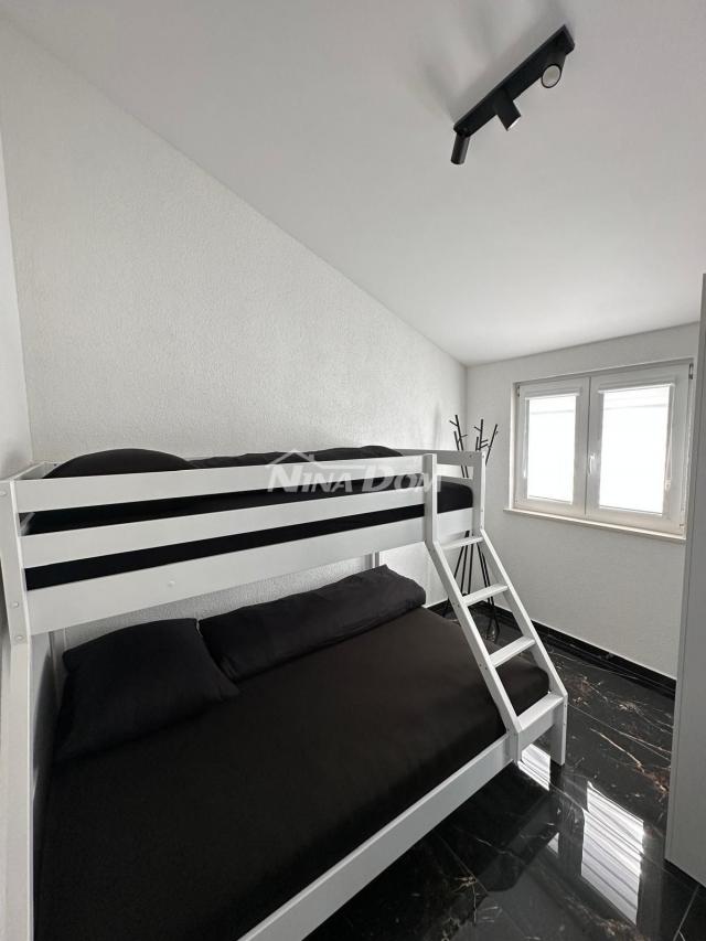 Apartman na lijepoj lokaciji s dva parkirna mjesta i podrumom. 
