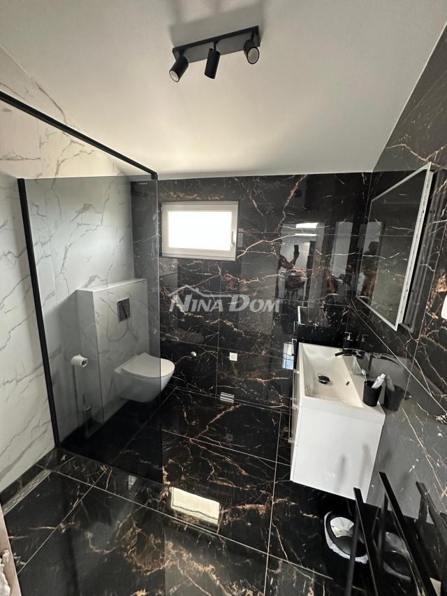 Apartman na lijepoj lokaciji s dva parkirna mjesta i podrumom. 