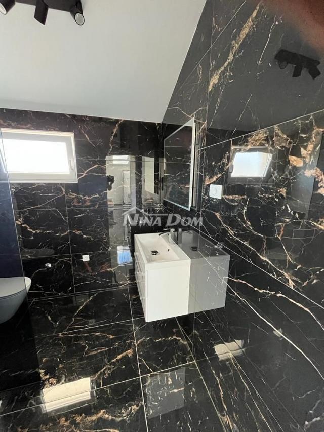 Apartman na lijepoj lokaciji s dva parkirna mjesta i podrumom. 