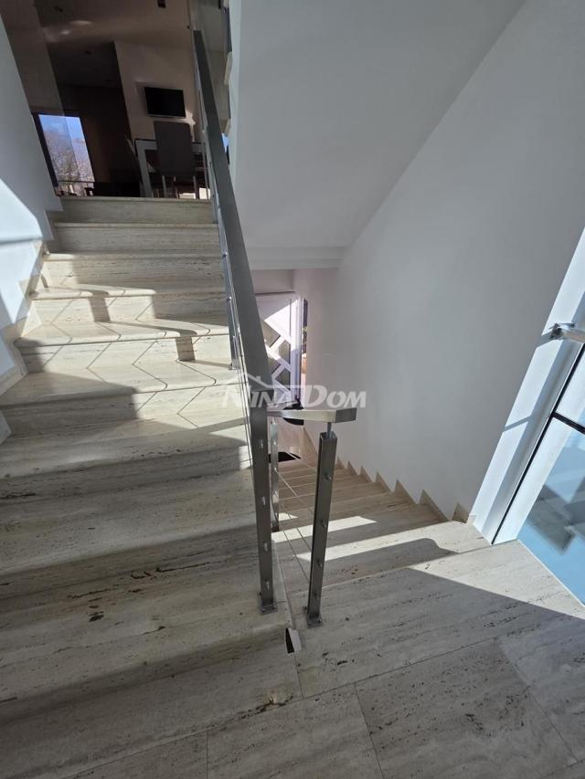 Brodarica luksuzna kuća sa dva odvojena stana i pomoćnim objektom