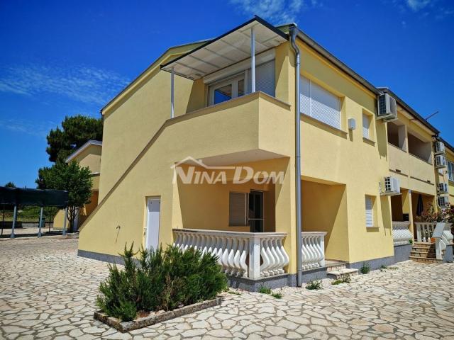 Južna strana otoka Vira, blizina centra kompletno renovirani apartman