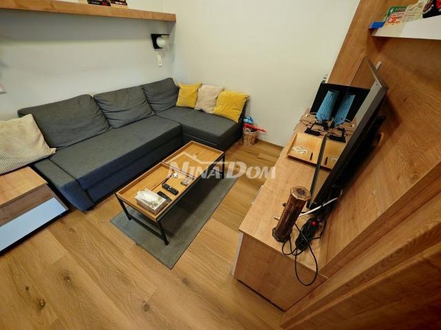 Južna strana otoka Vira, blizina centra kompletno renovirani apartman