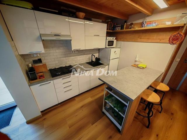 Južna strana otoka Vira, blizina centra kompletno renovirani apartman