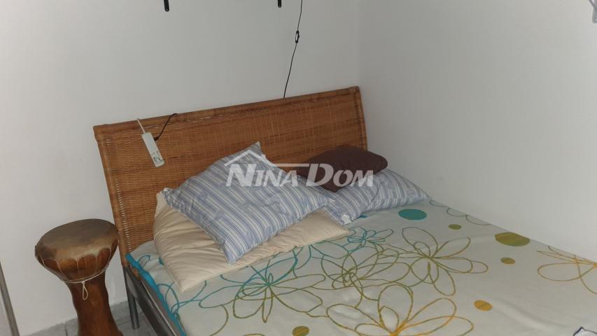 Bungalov u nizu s okućnicom južna strana otoka Vira. 
