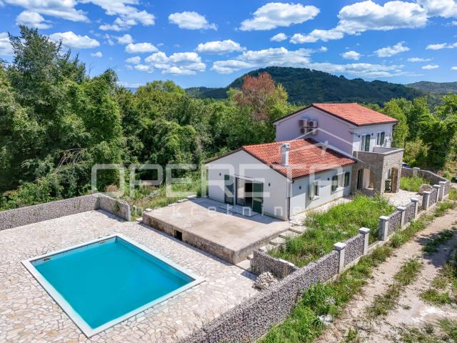Istra, Motovun okolica- Kamena kuća s bazenom