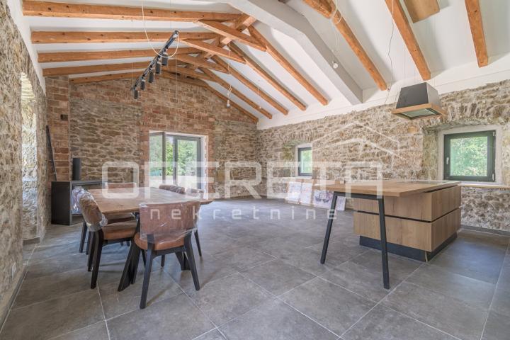 Istra, Motovun okolica- Kamena kuća s bazenom