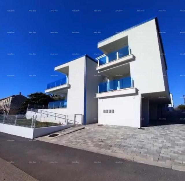 Stan Moderan apartman u bloku F, s dva parkirna mjesta i spremištem, u blizini Umaga!F2