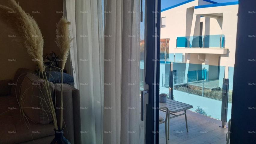 Stan Moderan apartman u bloku E, s parkirnim mjestom i spremištem blizina Umaga!