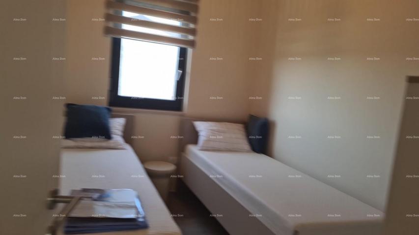 Stan Moderan apartman u bloku E, s parkirnim mjestom i spremištem blizina Umaga!