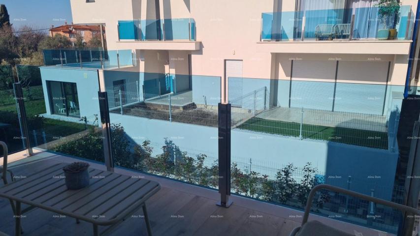 Stan Moderan apartman u bloku E, s parkirnim mjestom i spremištem blizina Umaga!
