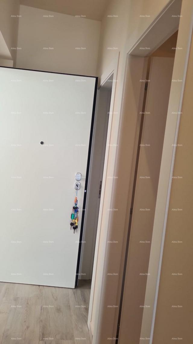 Stan Moderan apartman u bloku E, s parkirnim mjestom i spremištem blizina Umaga!