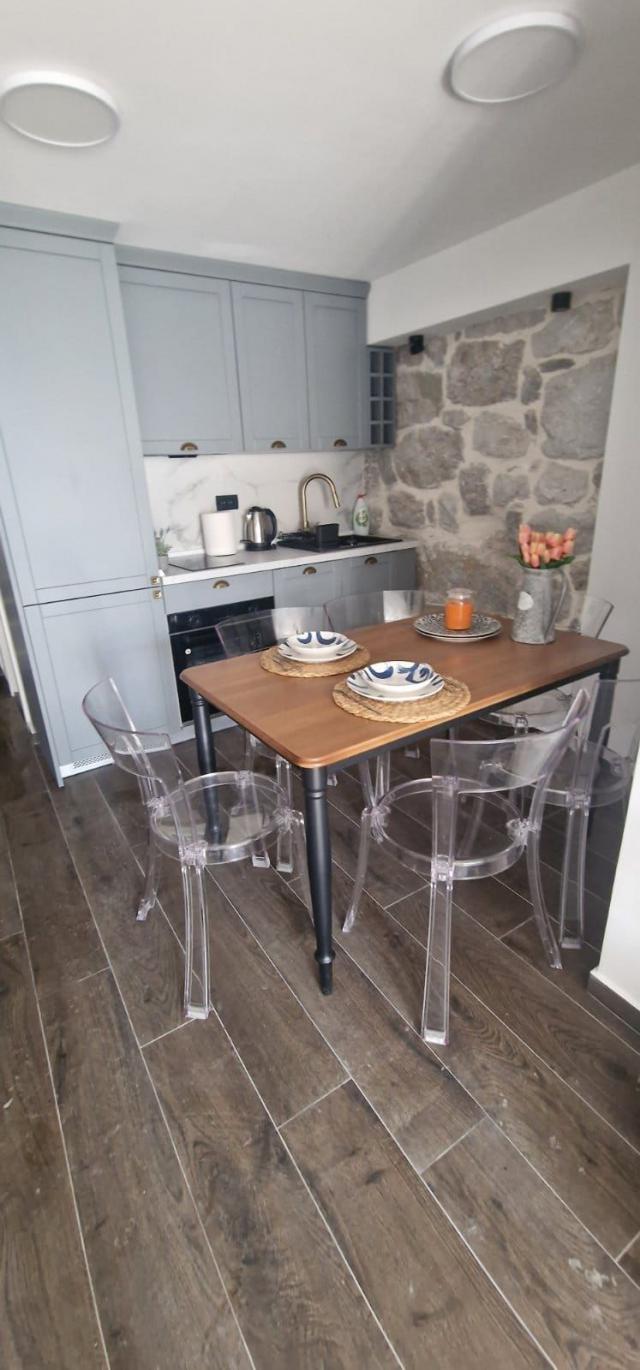Luksuzna vila sa panoramskim pogledom na more i grad, Kuljace-Budva (Izdavanje na duzi period)