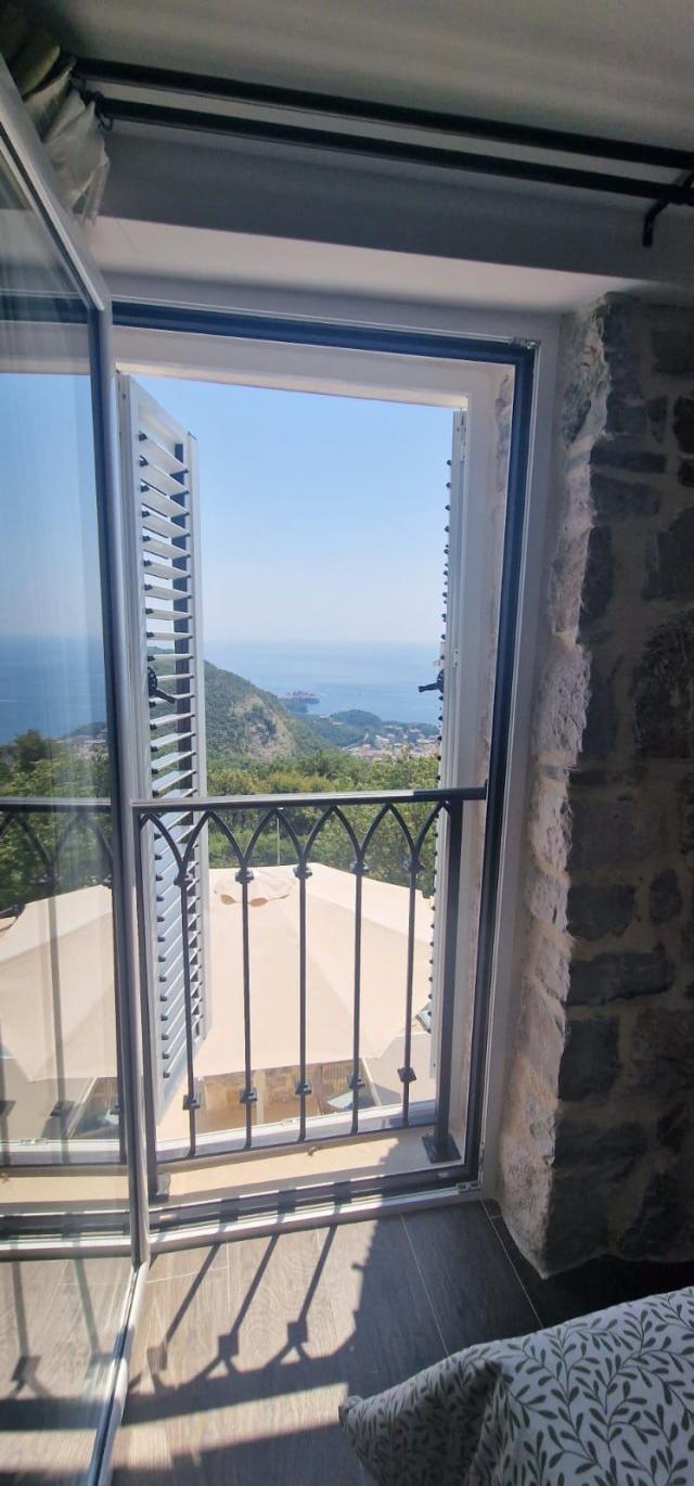 Luksuzna vila sa panoramskim pogledom na more i grad, Kuljace-Budva (Izdavanje na duzi period)