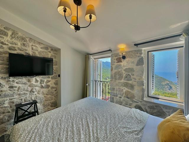 Luksuzna vila sa panoramskim pogledom na more i grad, Kuljace-Budva (Izdavanje na duzi period)