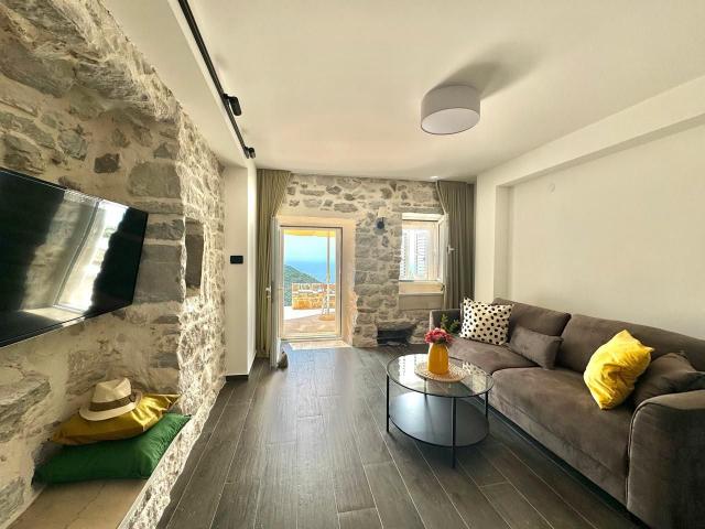 Luksuzna vila sa panoramskim pogledom na more i grad, Kuljace-Budva (Izdavanje na duzi period)