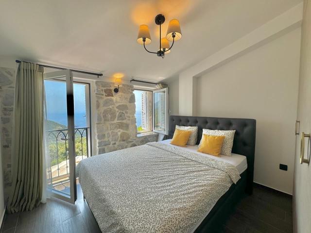 Luksuzna vila sa panoramskim pogledom na more i grad, Kuljace-Budva (Izdavanje na duzi period)
