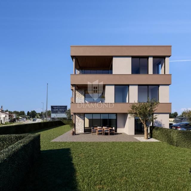 Poreč – Ekskluzivan stan u prizemlju s privatnim vrtom od 240 m² i punionicom za električno vozilo