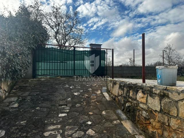 Poreč - legalizirana kuća na velikom poljoprivrednom zemljištu