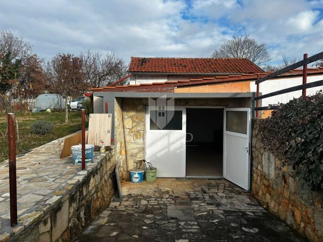 Poreč - legalizirana kuća na velikom poljoprivrednom zemljištu