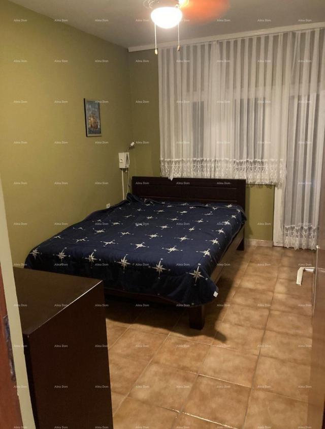 Kuća Prodaja - Prvi red do mora! Moderna, prostrana kuća s 4 zasebna stana, garažom i vezom, Rogozni
