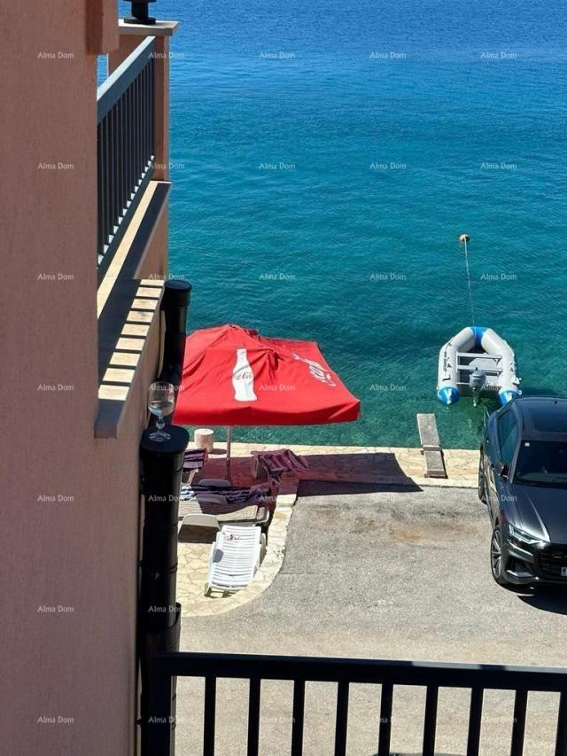 Kuća Prodaja - Prvi red do mora! Moderna, prostrana kuća s 4 zasebna stana, garažom i vezom, Rogozni