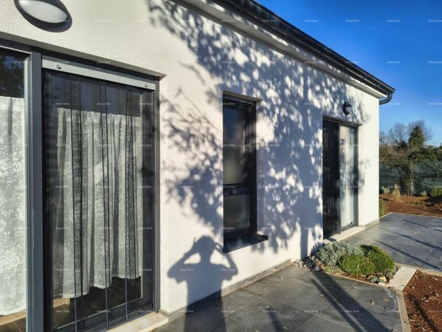 Kuća Samostojeća prizemnica s bazenom! Sa velikom okućnicom od 2000 M2. 