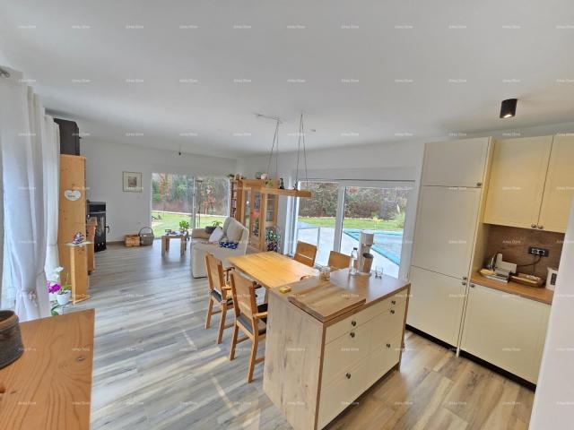 Kuća Samostojeća prizemnica s bazenom! Sa velikom okućnicom od 2000 M2. 
