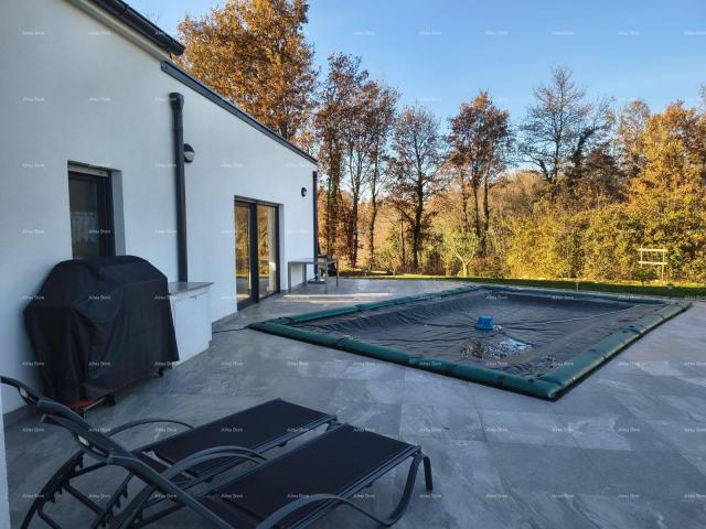 Kuća Samostojeća prizemnica s bazenom! Sa velikom okućnicom od 2000 M2. 