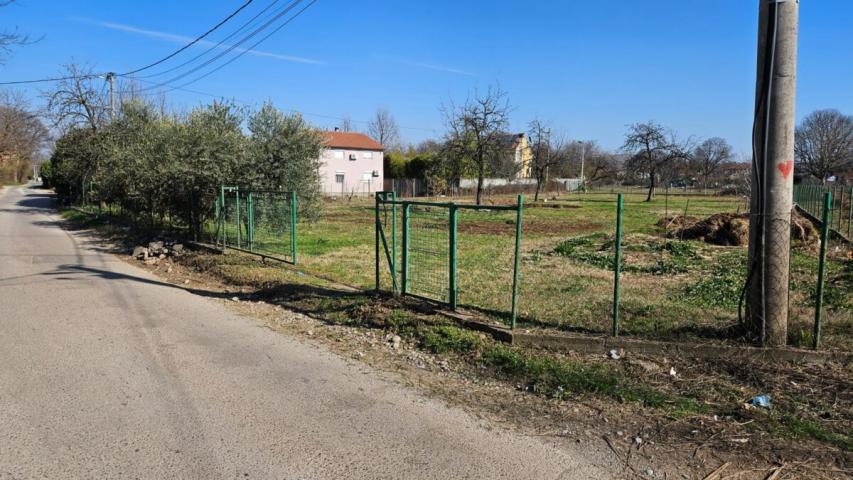 Izdaje se plac od 1800m2 - Donja Gorica