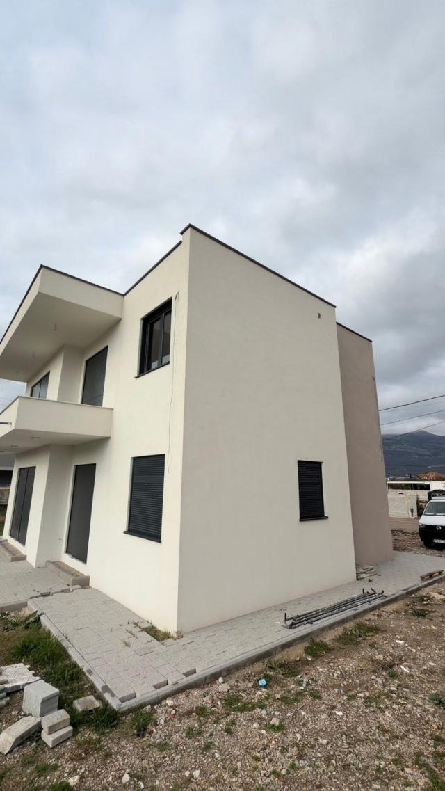 Na prodaju nova dvospratna kuća 225m² na placu od 400m² sa garažom i mogućnošću nadogradnje – Bar