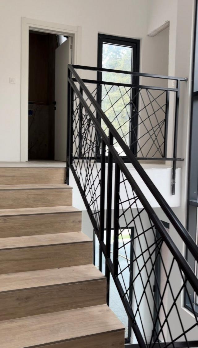 Na prodaju nova dvospratna kuća 225m² na placu od 400m² sa garažom i mogućnošću nadogradnje – Bar