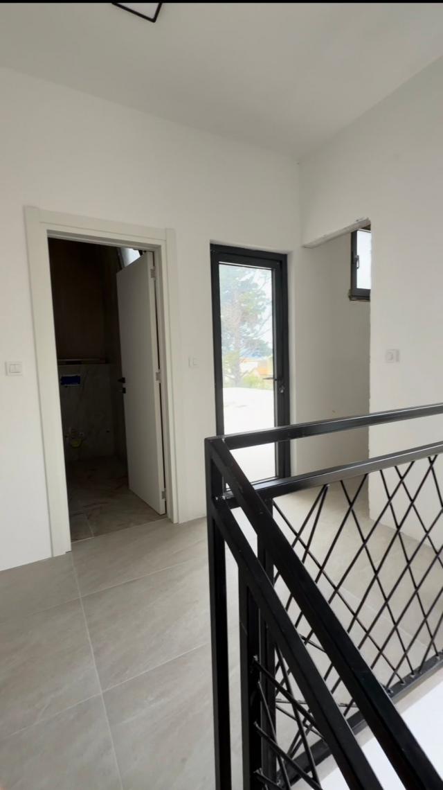 Na prodaju nova dvospratna kuća 225m² na placu od 400m² sa garažom i mogućnošću nadogradnje – Bar