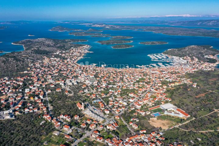 MURTER - zemljište sa spektakularnim pogledom,  projektom za vilu i građevinskom dozvolom