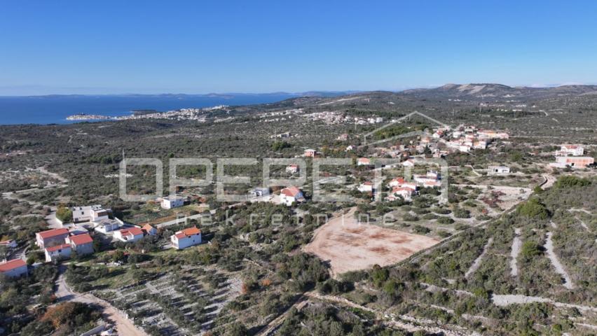 Zemljište u Primoštenu s panoramskim pogledom na more- idealno za gradnju vile