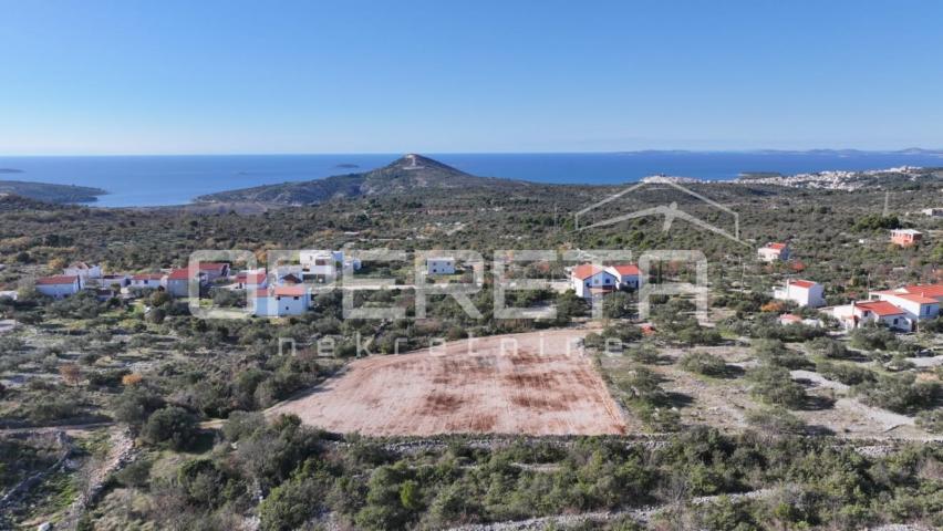 Zemljište u Primoštenu s panoramskim pogledom na more- idealno za gradnju vile