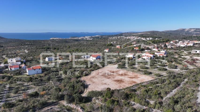 Zemljište u Primoštenu s panoramskim pogledom na more- idealno za gradnju vile