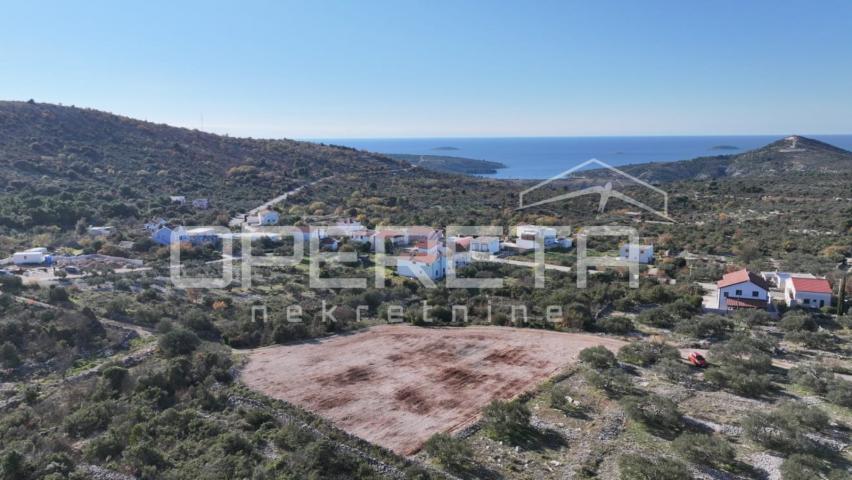 Zemljište u Primoštenu s panoramskim pogledom na more- idealno za gradnju vile