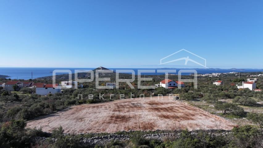 Zemljište u Primoštenu s panoramskim pogledom na more- idealno za gradnju vile