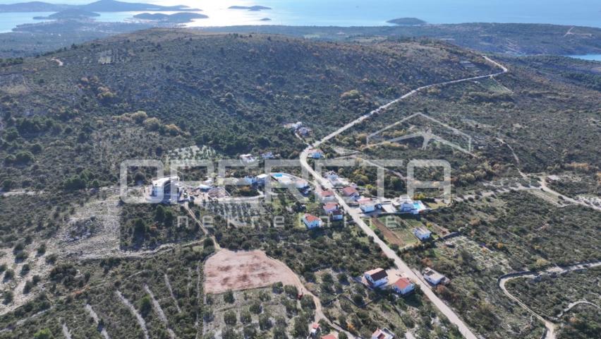 Zemljište u Primoštenu s panoramskim pogledom na more