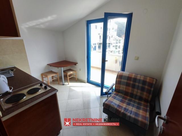 Dva sprata kuće sa 6 apartmana u Mainskoj ulici kod bivšeg Una, Budva