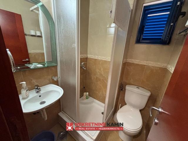 Dva sprata kuće sa 6 apartmana u Mainskoj ulici kod bivšeg Una, Budva