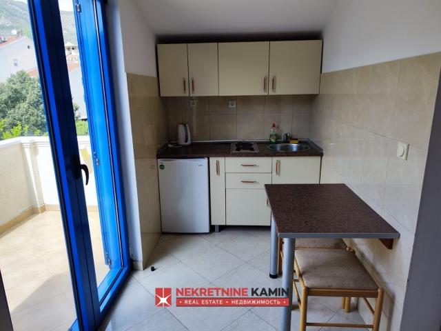 Dva sprata kuće sa 6 apartmana u Mainskoj ulici kod bivšeg Una, Budva