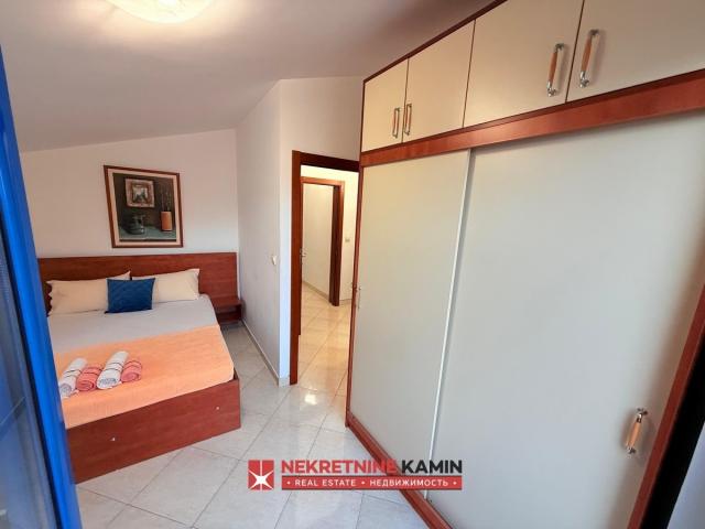 Dva sprata kuće sa 6 apartmana u Mainskoj ulici kod bivšeg Una, Budva