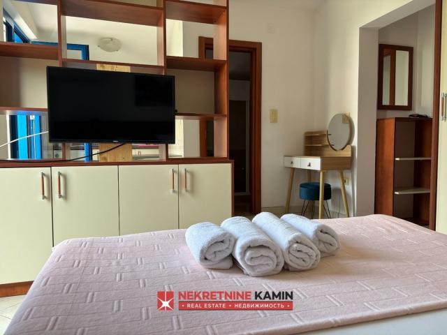 Dva sprata kuće sa 6 apartmana u Mainskoj ulici kod bivšeg Una, Budva