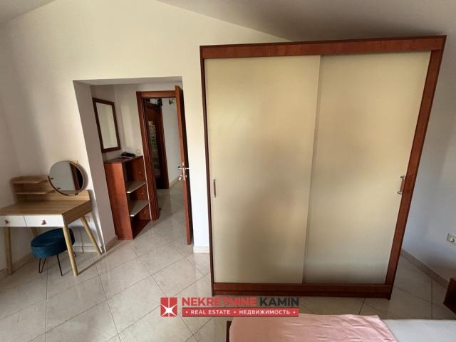 Dva sprata kuće sa 6 apartmana u Mainskoj ulici kod bivšeg Una, Budva