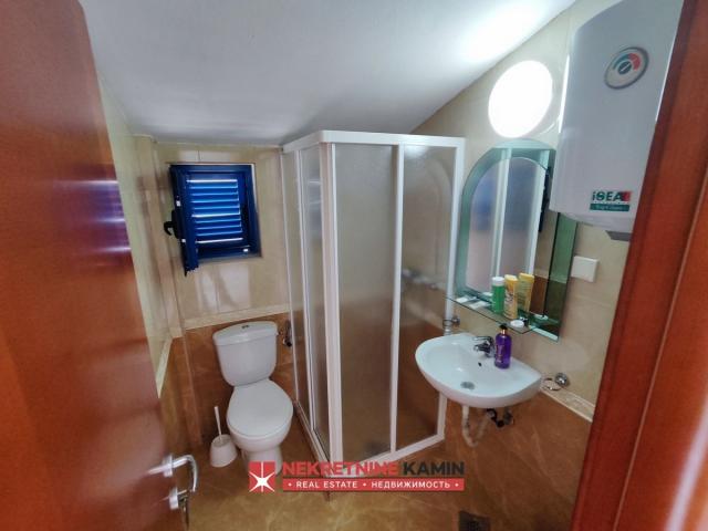 Dva sprata kuće sa 6 apartmana u Mainskoj ulici kod bivšeg Una, Budva