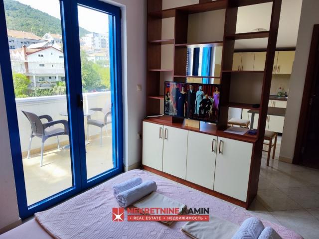 Dva sprata kuće sa 6 apartmana u Mainskoj ulici kod bivšeg Una, Budva