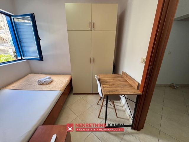 Dva sprata kuće sa 6 apartmana u Mainskoj ulici kod bivšeg Una, Budva